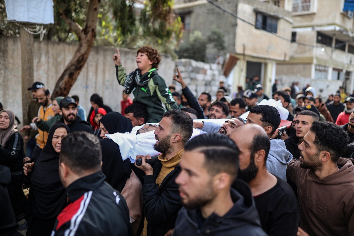 ودّع مواطنون فلسطينيون جثمان محمد بكر (35 عامًا)، وهو صياد، بعد استشهاده بنيران البحرية الإسرائيلية التي استهدفت قوارب صيد قبالة سواحل مدينة غزة، في 30 ديسمبر/كانون الأول 2025. صورة: عمر أشتوي