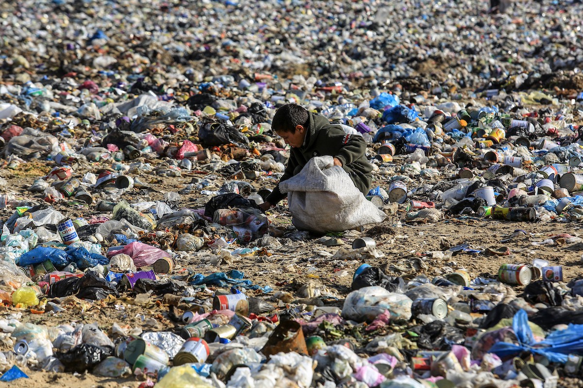 ١٣ ديسمبر/كانون الأول ٢٠٢٥، الأراضي الفلسطينية، نازحون فلسطينيون يبحثون في القمامة في مكب النفايات شمال خان يونس، بحثًا عن البلاستيك أو الورق لإشعال النار للطهي، بسبب انقطاع الغاز. ( عبد رحيم خطيب/وكالة الأنباء الألمانية عبر زوما برس)