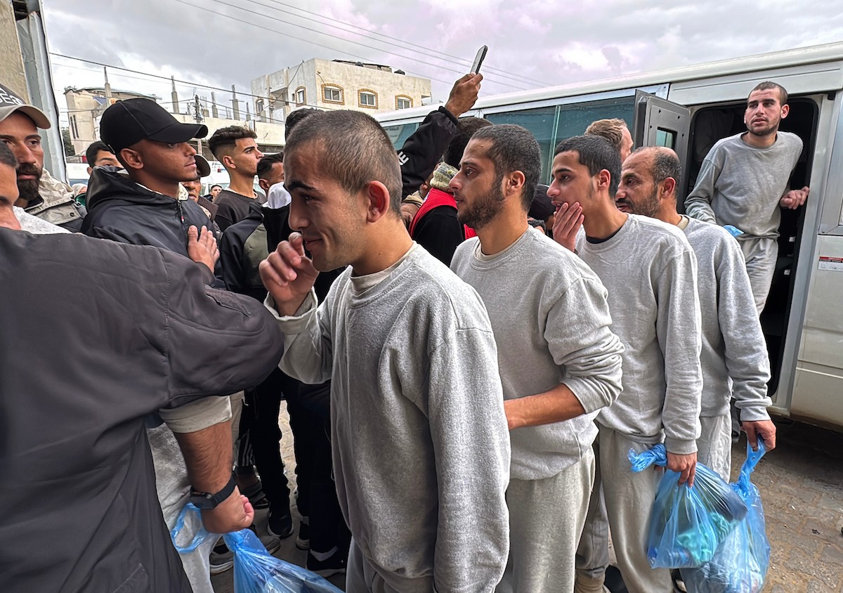 نقل أسرى فلسطينيين أفرج عنهم الجيش الإسرائيلي بواسطة سيارات تابعة للصليب الأحمر إلى مستشفى شهداء الأقصى لإجراء فحوصات طبية في دير البلح، وسط قطاع غزة، بتاريخ 28 ديسمبر/كانون الأول 2025. تصوير: أحمد إبراهيم