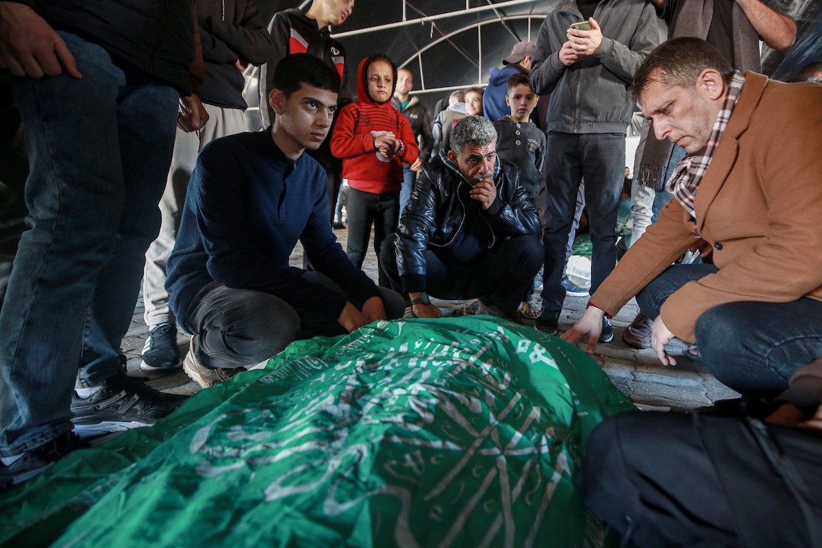 شارك فلسطينيون في موكب جنازة رائد سعيد، القائد البارز في كتائب عز الدين القسام، الجناح العسكري لحركة حماس، وثلاثة من معاونيه، الذين قُتلوا في غارة جوية إسرائيلية في اليوم السابق، في 14 ديسمبر/كانون الأول 2025