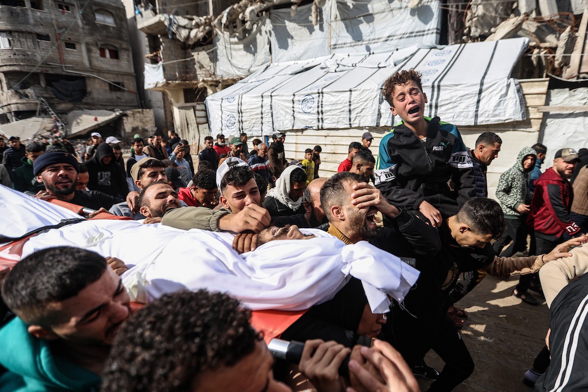 ودّع مواطنون فلسطينيون جثمان محمد بكر (35 عامًا)، وهو صياد، بعد استشهاده بنيران البحرية الإسرائيلية التي استهدفت قوارب صيد قبالة سواحل مدينة غزة، في 30 ديسمبر/كانون الأول 2025. صورة: عمر أشتوي