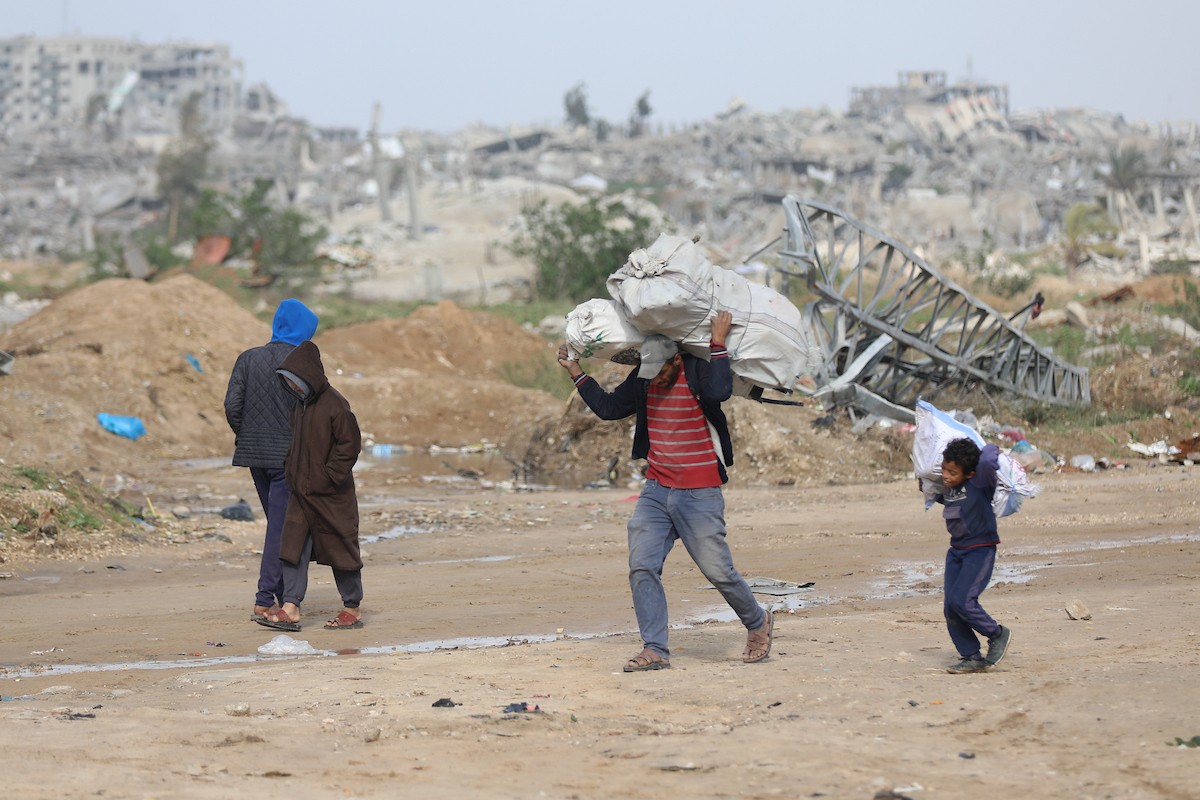 فتح الجيش الإسرائيلي مجرى وادي غزة، مما أدى إلى ارتفاع منسوب المياه إلى مستوى الجسر. وقد فاقم هذا الوضع معاناة العائلات النازحة التي كانت تقيم في خيام بالمنطقة بعد أن فاض الوادي وجرف خيامها، 29 ديسمبر/كانون الأول 2025. صورة: رمزي أبو عامر
