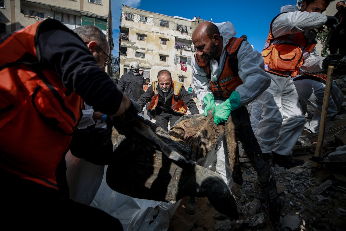 تواصل فرق الدفاع المدني، مستخدمةً آليات مصرية ثقيلة، عمليات البحث للوصول إلى جثث الفلسطينيين الذين سقطوا في هجمات إسرائيلية والمدفونين تحت الأنقاض في مدينة غزة، في 15 ديسمبر/كانون الأول 2025