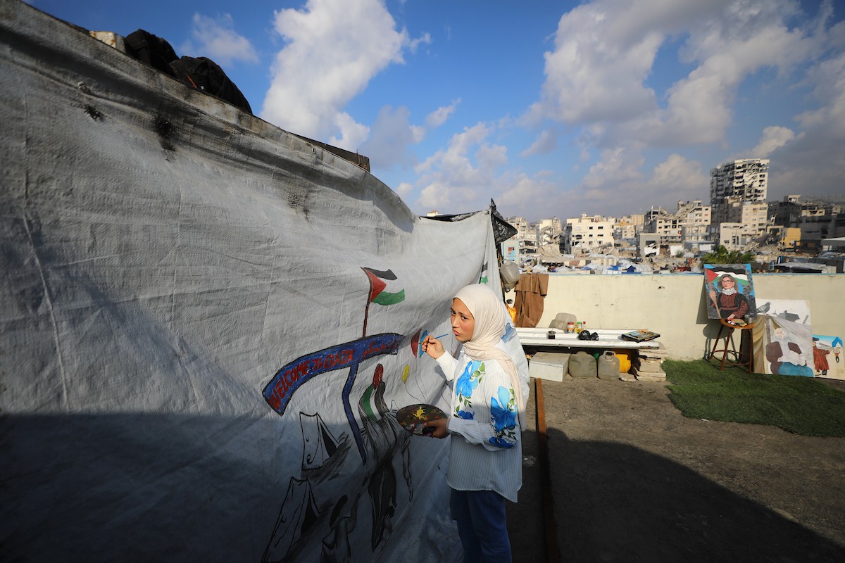الطفلة النازحة سارة سعدة (14 عامًا) تمارس شغفها الفني بالرسم في خيمتها بمدينة غزة،23 ديسمبر/كانون الأول 2025 تصوير: عمر أشتوي