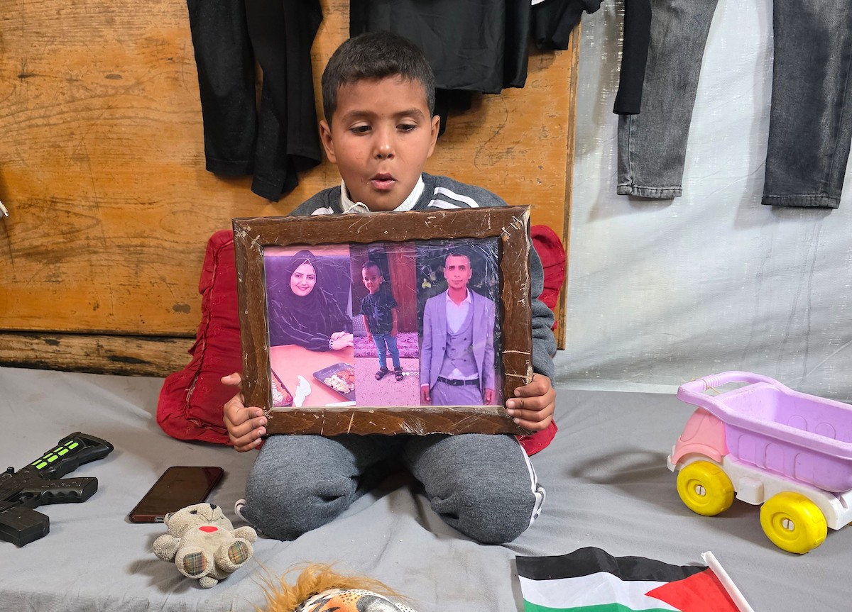 أطفالٌ نجوا من الحرب، تيتموا عن آبائهم وأمهاتهم، يتطلعون إلى عام ٢٠٢٦ بأملٍ كبير، حاملين أحلامًا بسيطة بسلامٍ آمنٍ ودائم، خان يونس، جنوب قطاع غزة، ٣٠ ديسمبر ٢٠٢٥، تصوير: طارق محمد (APA )