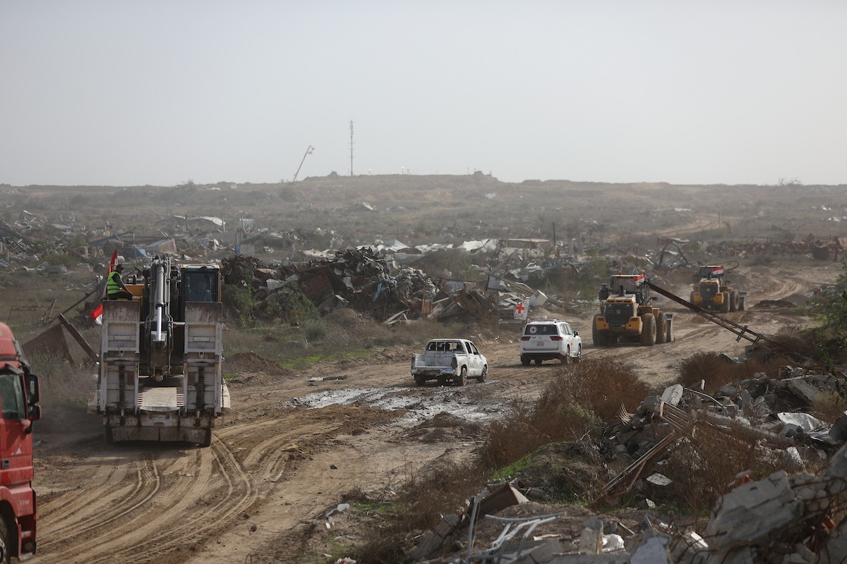 فرق من كتائب القسام ومسؤولون من الصليب الأحمر إلى جانب آليات ثقيلة تابعة لمصر،تجري عمليات بحث في حي الزيتون بمدينة غزة، لاستعادة جثة إسرائيلي في 8 ديسمبر/كانون الأول 2025. تصوير: عمر أشتوي