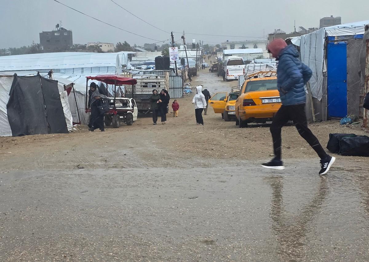 تواجه آلاف العائلات التي تعيش في خيام على شاطئ المواصي في خان يونس، جنوب قطاع غزة، مأساة إنسانية بعد أن جرفت مياه البحر خيامها، تاركةً الأطفال والنساء بلا مأوى.، 29 ديسمبر/كانون الأول 2025.صورة: طارق محمد