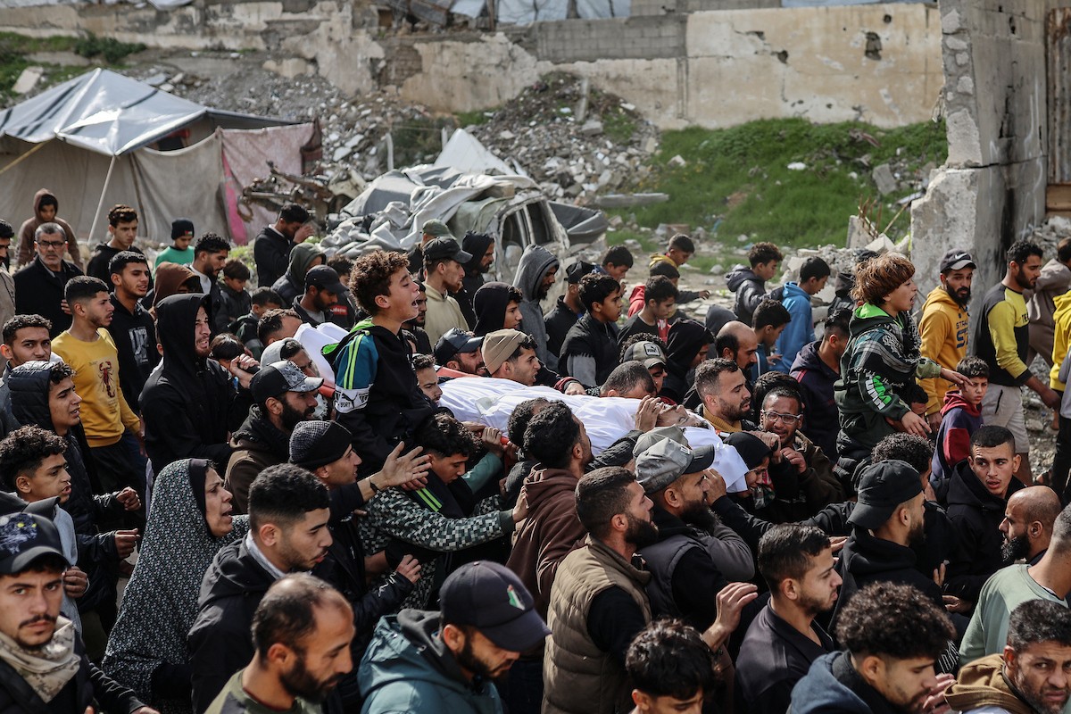 ودّع مواطنون فلسطينيون جثمان محمد بكر (35 عامًا)، وهو صياد، بعد استشهاده بنيران البحرية الإسرائيلية التي استهدفت قوارب صيد قبالة سواحل مدينة غزة، في 30 ديسمبر/كانون الأول 2025. صورة: عمر أشتوي