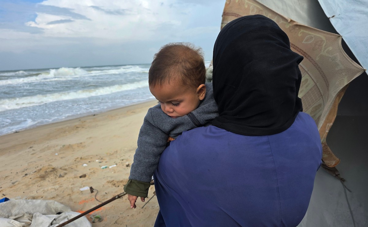 تواجه آلاف العائلات التي تعيش في خيام على شاطئ المواصي في خان يونس، جنوب قطاع غزة، مأساة إنسانية بعد أن جرفت مياه البحر خيامها، تاركةً الأطفال والنساء بلا مأوى.، 29 ديسمبر/كانون الأول 2025.صورة: طارق محمد