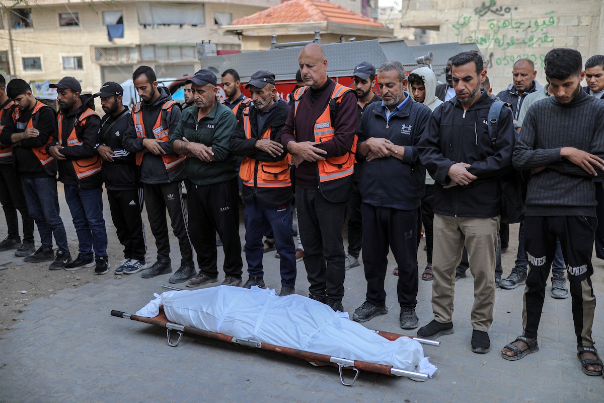 فلسطينيون ينعون ويحملون جثامين عدد من القتلى في غارة إسرائيلية على بيت لاهيا، بينهم أحد عناصر الدفاع المدني، خلال جنازة في مستشفى الشفاء بمدينة غزة