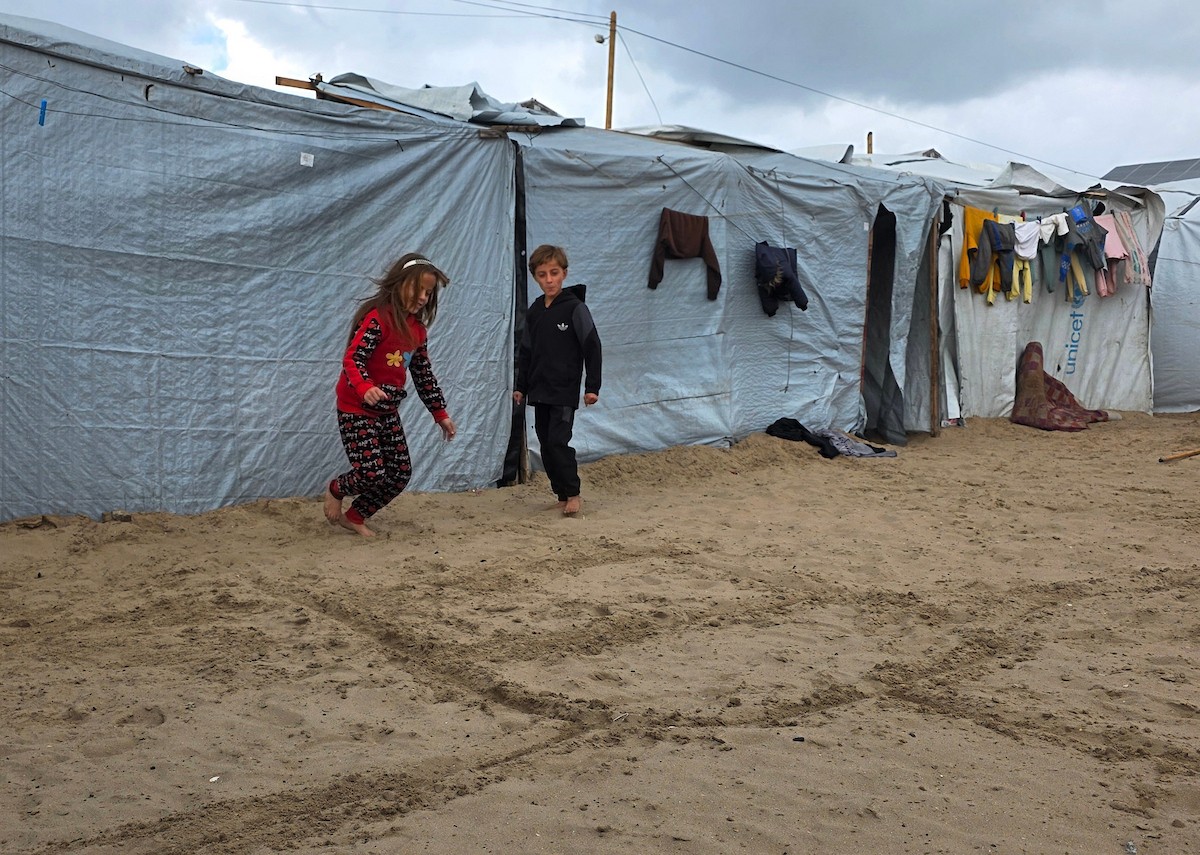 أطفالٌ نجوا من الحرب، تيتموا عن آبائهم وأمهاتهم، يتطلعون إلى عام ٢٠٢٦ بأملٍ كبير، حاملين أحلامًا بسيطة بسلامٍ آمنٍ ودائم، خان يونس، جنوب قطاع غزة، ٣٠ ديسمبر ٢٠٢٥، تصوير: طارق محمد (APA )