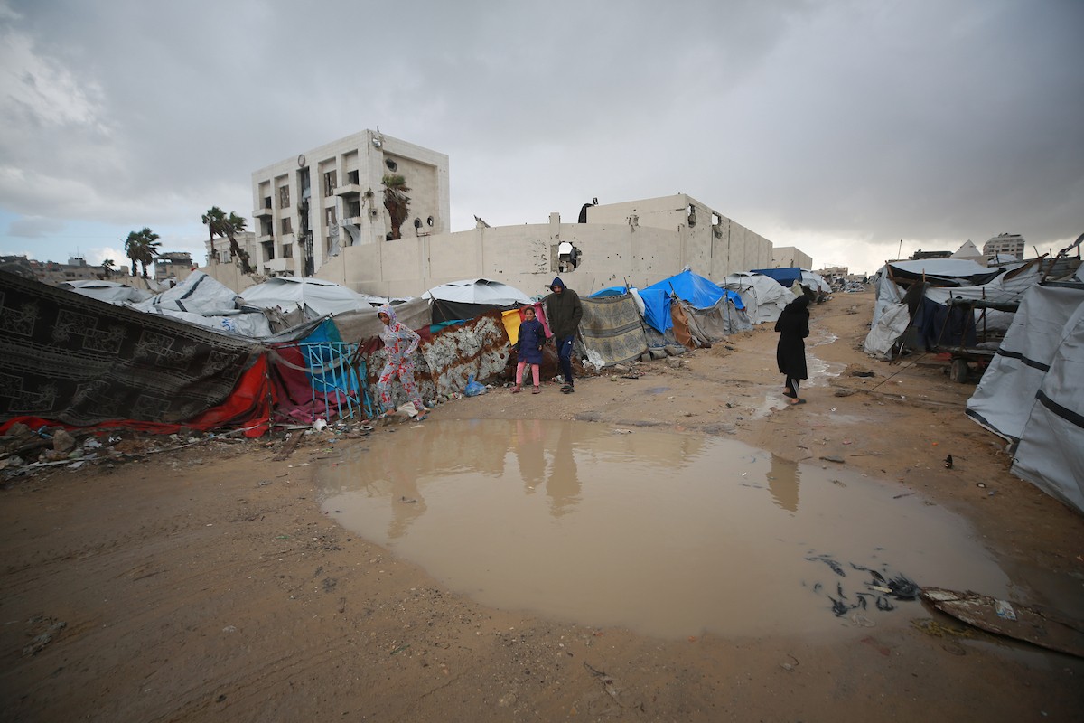 تعيش عائلات فلسطينية نازحة في خيام مهترئة غرب مدينة غزة، 28 ديسمبر/كانون الأول 2025. تصوير: عمر أشتوي