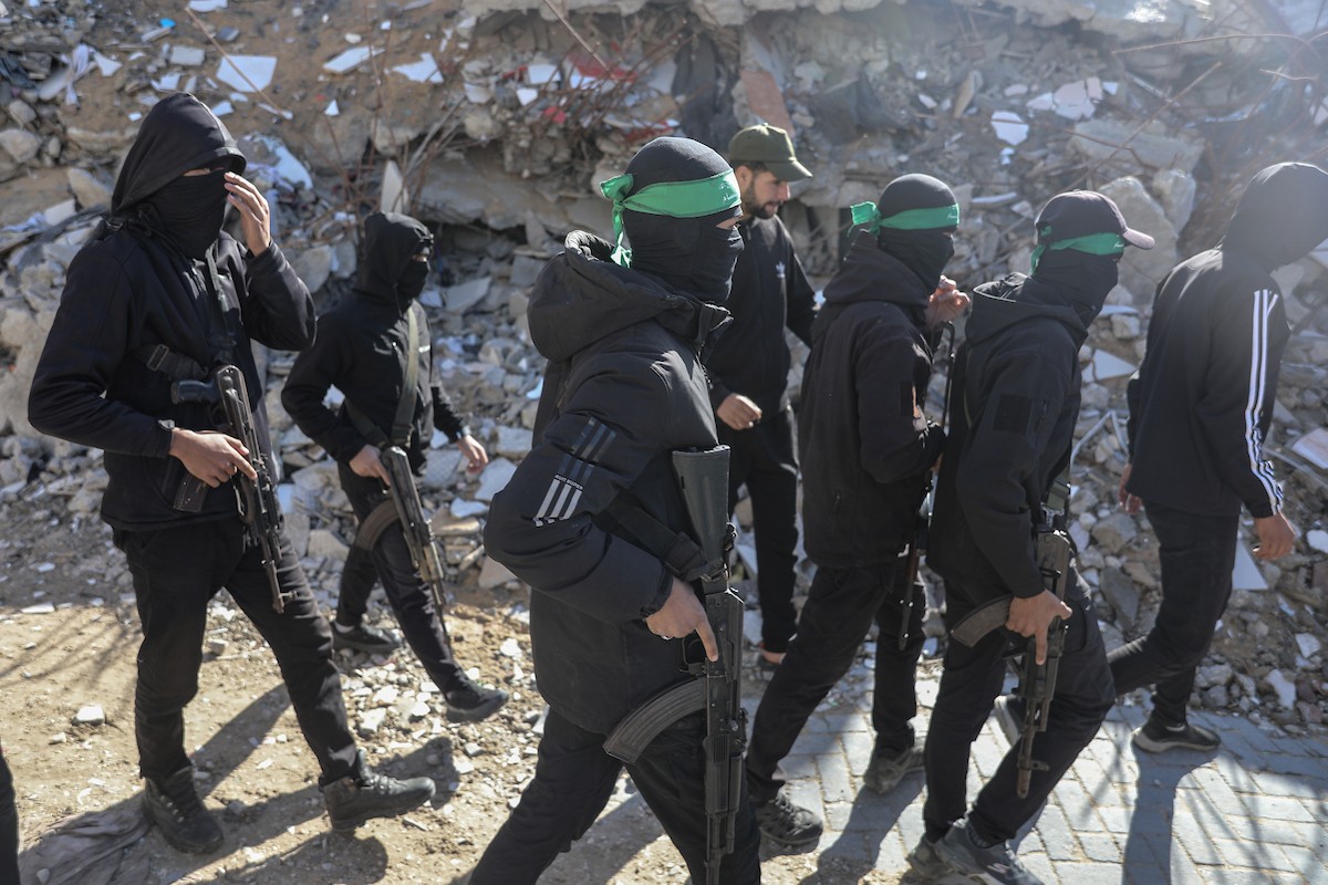 تُجري كتائب القسام واللجنة الدولية للصليب الأحمر ووفد مصري جهود بحث لانتشال جثث أسرى إسرائيليين في جباليا شمال قطاع غزة في الأول من ديسمبر/كانون الأول 2025