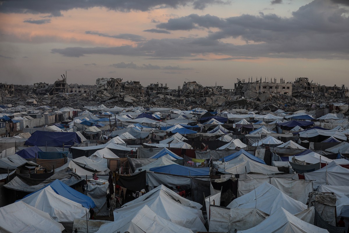 يواصل الفلسطينيون النازحون حياتهم اليومية في ظل ظروف صعبة داخل خيام النزوح المنتشرة وسط الدمار في حي الزيتون، جنوب شرق مدينة غزة، في 9 ديسمبر/كانون الأول 2025. تصوير: عمر أشتوي