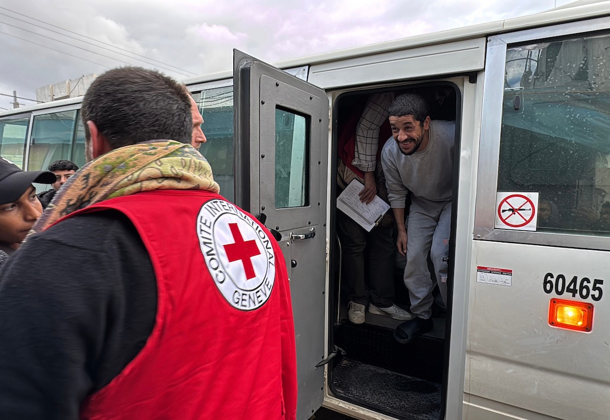 نقل أسرى فلسطينيين أفرج عنهم الجيش الإسرائيلي بواسطة سيارات تابعة للصليب الأحمر إلى مستشفى شهداء الأقصى لإجراء فحوصات طبية في دير البلح، وسط قطاع غزة، بتاريخ 28 ديسمبر/كانون الأول 2025. تصوير: أحمد إبراهيم