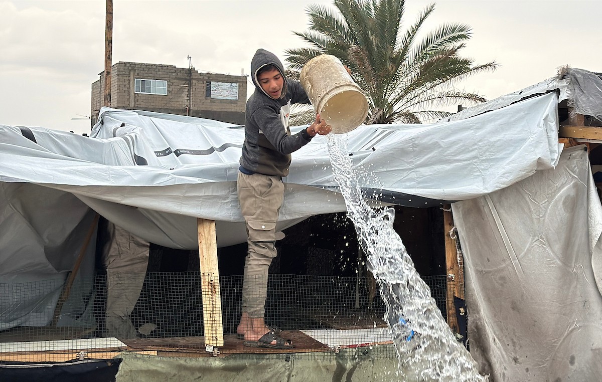 يُعاني الفلسطينيون من الفيضانات التي أعقبت هطول أمطار غزيرة على دير البلح