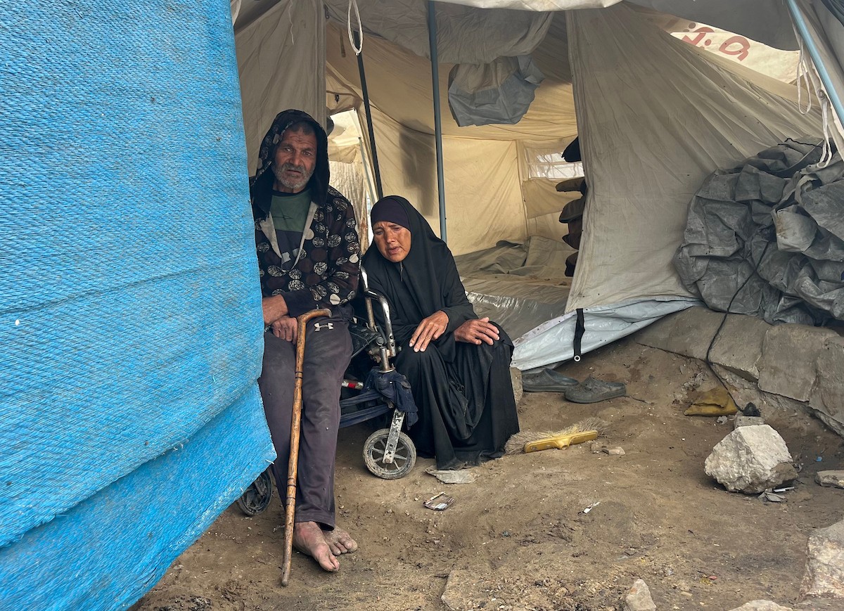 يُعاني النازحون الفلسطينيون من الفيضانات التي اجتاحت خيامهم إثر هطول أمطار غزيرة في غزة، 11 ديسمبر/كانون الأول 2025.
