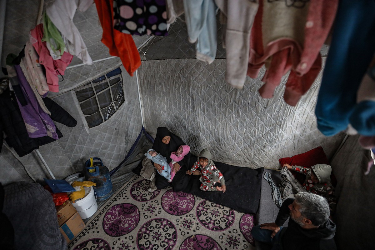 عائلة فلسطينية نازحة مكونة من ستة أفراد  تكافح وسط ظروف غير إنسانية من أجل حماية أطفالها من أجواء الشتاء القارس في  خيمة مهترئة بملعب اليرموك في مدينة غزة، 29 ديسمبر/كانون الأول 2025 صورة: عمر أشتوي