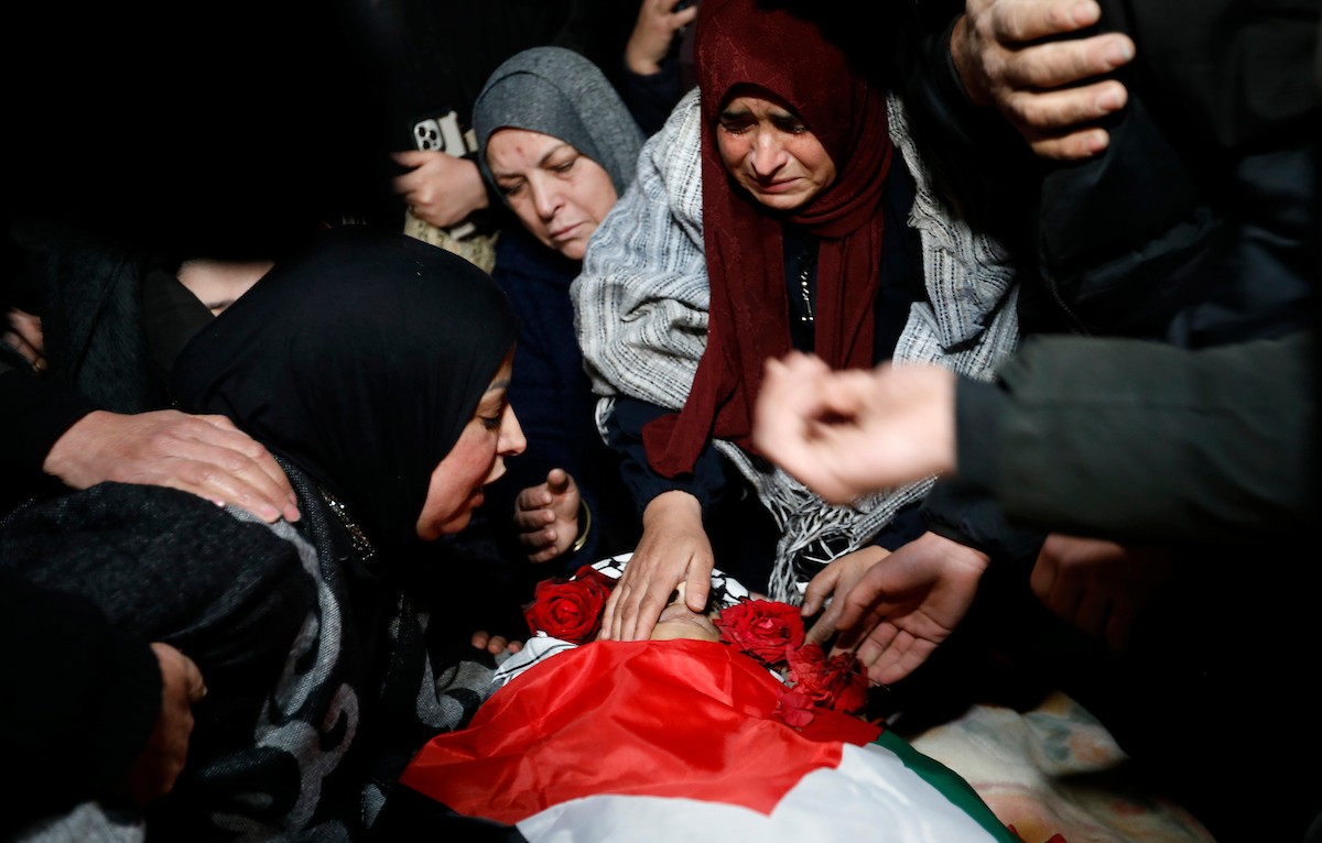 شارك فلسطينيون في موكب جنازة عمار ياسر صباح في بلدة توقوع، قرب بيت لحم في الضفة الغربية، بعد وفاته متأثراً بجراحه إثر إصابته برصاص القوات الإسرائيلية