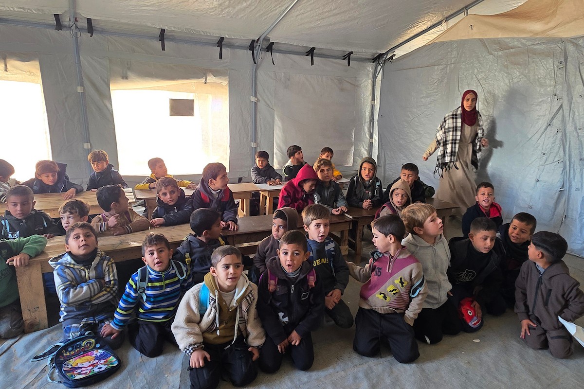 يدرس الطلاب داخل 