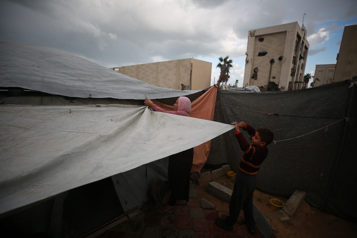 تعيش عائلات فلسطينية نازحة في خيام مهترئة غرب مدينة غزة، 28 ديسمبر/كانون الأول 2025. تصوير: عمر أشتوي