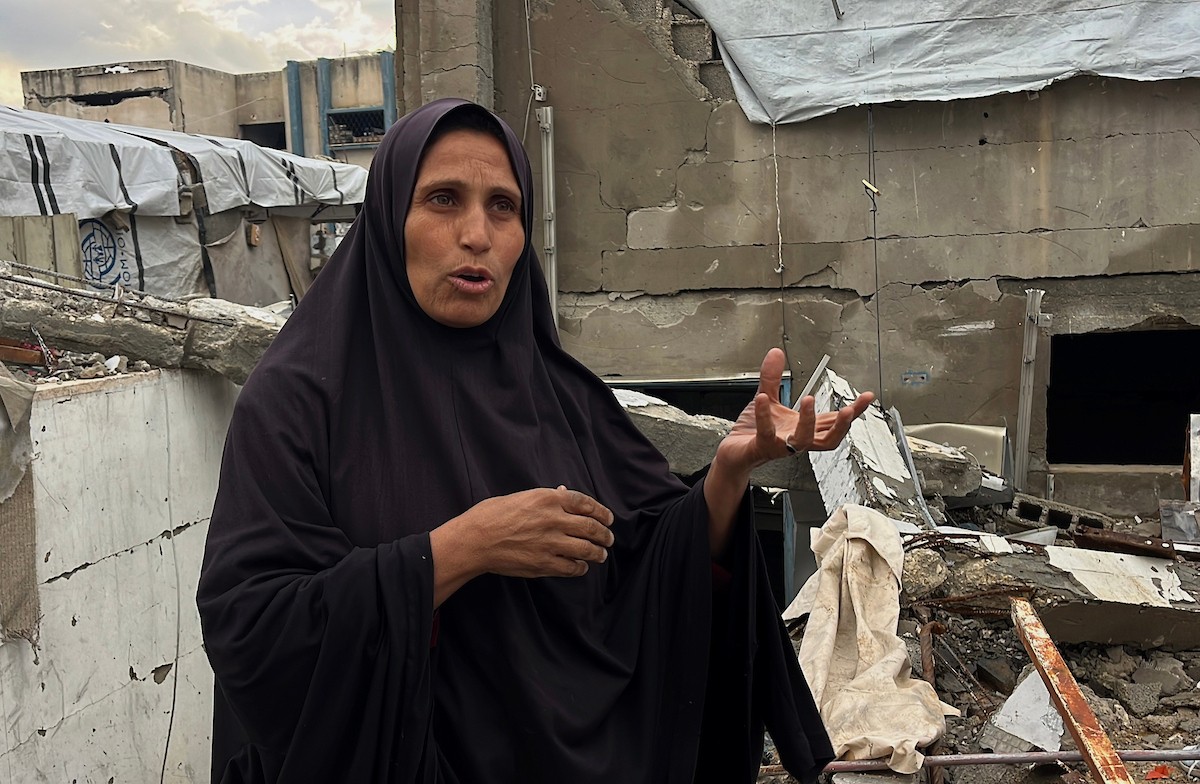 يعيش أشرف وشادية السرساوي مع أحفادهما العشرة داخل خيمة مؤقتة نُصبت في مبنى غير آمن إنشائياً غرب مدينة غزة، وسط تدهور الأوضاع الإنسانية.18 ديسمبر/كانون الأول 2025. صورة: مطر الزاق