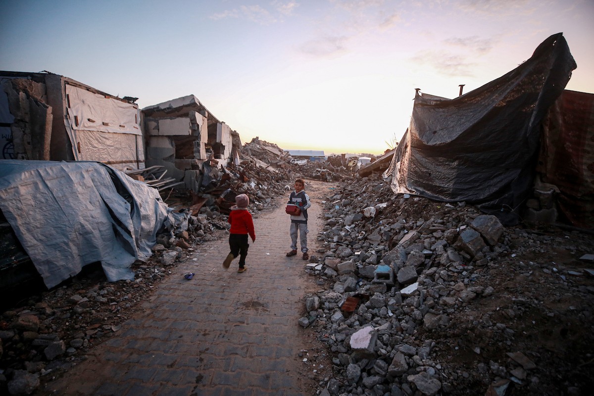 يحاول الفلسطينيون الحفاظ على حياتهم اليومية في مبانٍ مدمرة جزئيًا بعد أن غمرت الأمطار الغزيرة الخيام التي تؤوي نازحين في جباليا، شمال قطاع غزة، في 14 ديسمبر/كانون الأول 2025. صور: عمر أشتوي