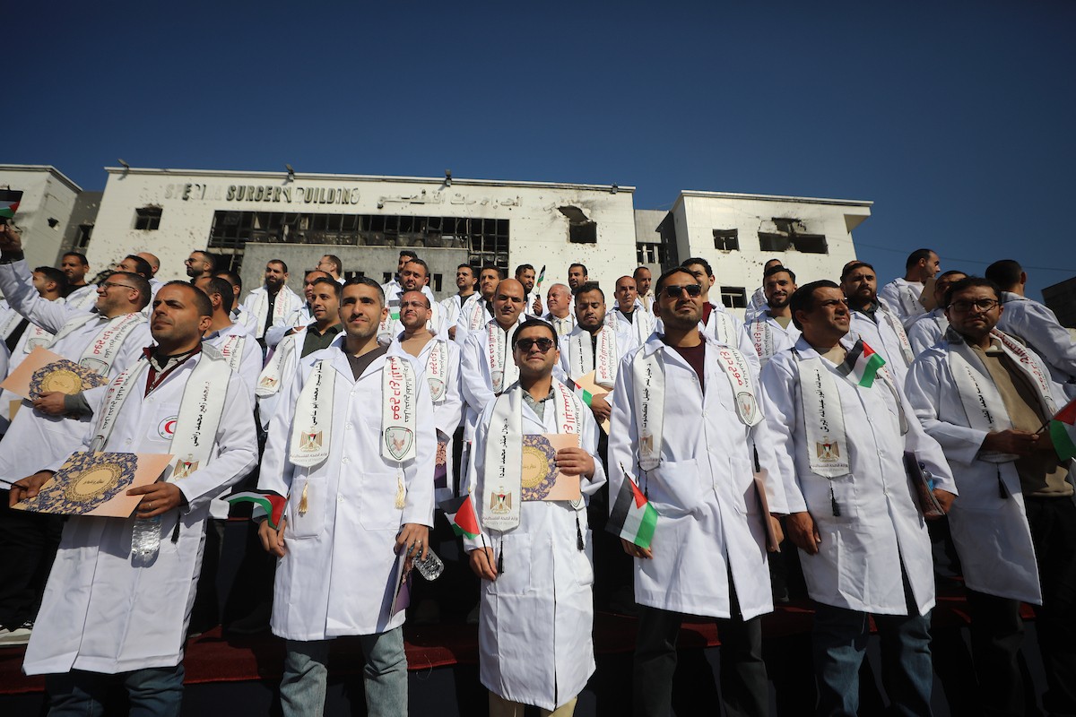 حفل تخرج للأطباء الحاصلين على البورد الفلسطيني في ساحة  الشفاء بمدينة غزة، 25 ديسمبر/كانون الأول 2025.تصوير: عمر أشتوي