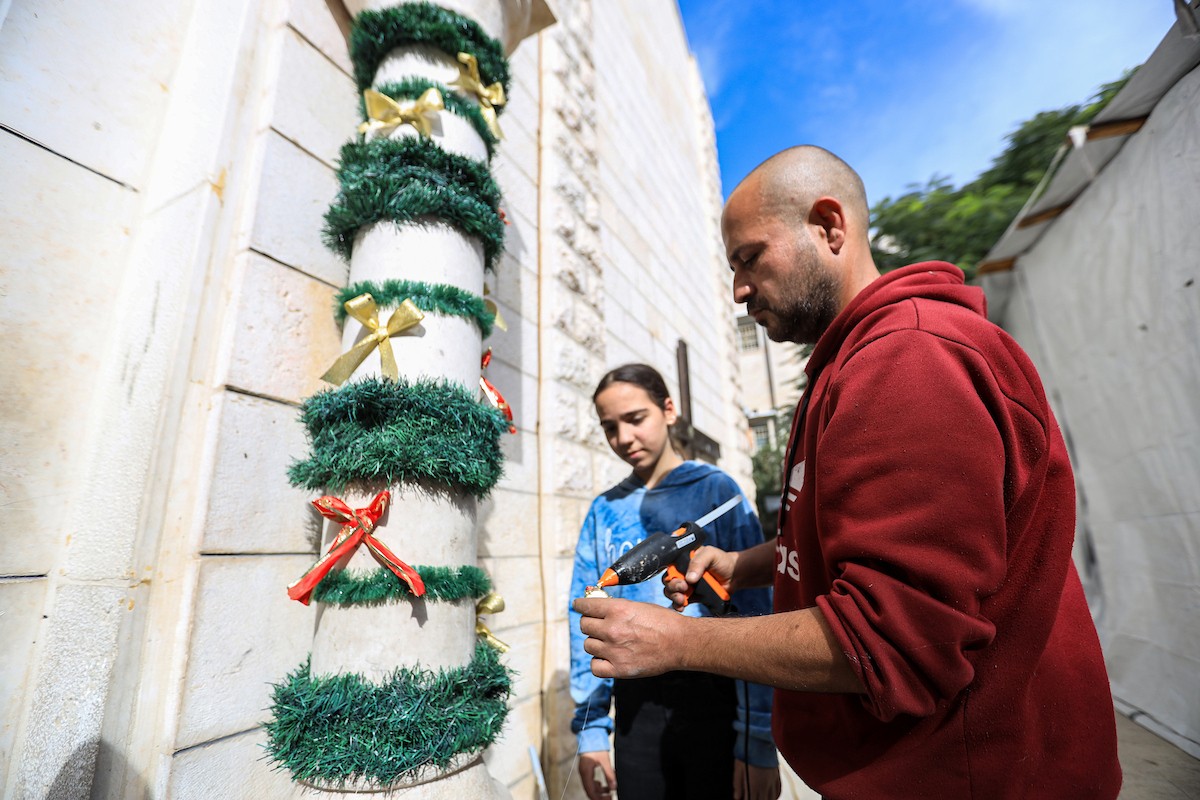 المسيحيون الفلسطينيون يزينون كنيسة دير اللاتين في مدينة غزة، في ظل الظروف الصعبة التي يمر بها القطاع المحاصر، استعدادًا لاحتفالات رأس السنة، ويواصلون استعداداتهم رغم الصعوبات التي يواجهها. 9 ديسمبر/كانون الأول 2025. تصوير: عمر أشتوي