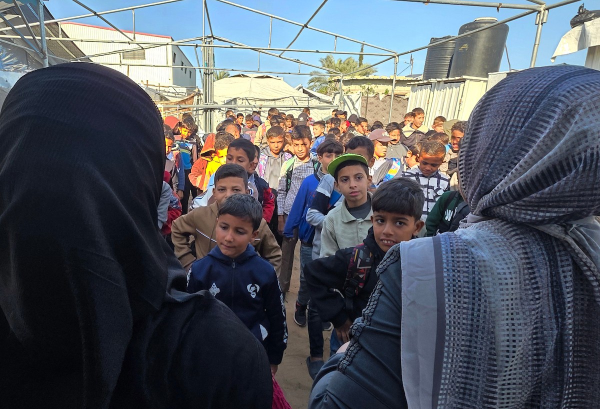 يدرس الطلاب داخل 