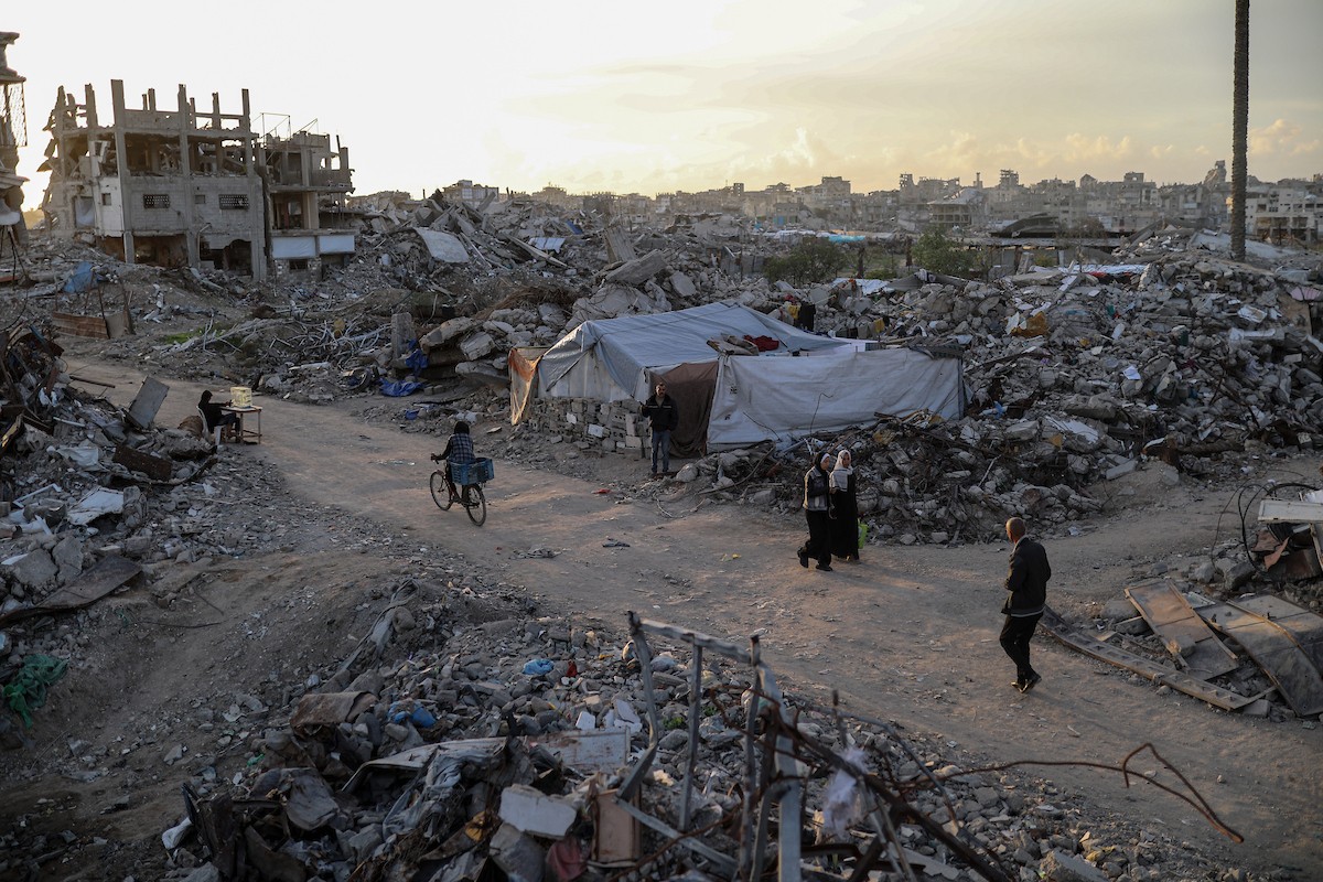 يواصل الفلسطينيون النازحون حياتهم اليومية في ظل ظروف صعبة داخل خيام النزوح المنتشرة وسط الدمار في حي الزيتون، جنوب شرق مدينة غزة، في 9 ديسمبر/كانون الأول 2025. تصوير: عمر أشتوي