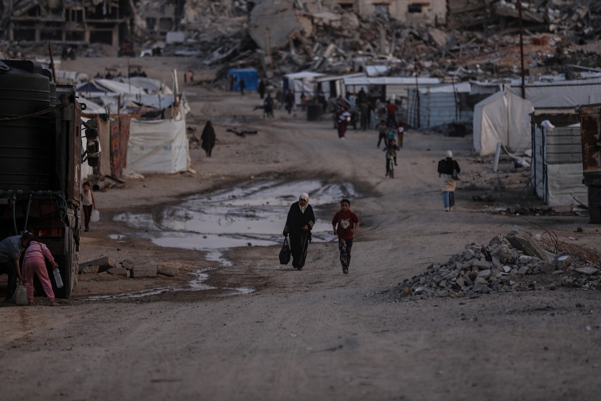 يواصل الفلسطينيون النازحون حياتهم اليومية في ظل ظروف صعبة داخل خيام النزوح المنتشرة وسط الدمار في حي الزيتون، جنوب شرق مدينة غزة، في 9 ديسمبر/كانون الأول 2025. تصوير: عمر أشتوي