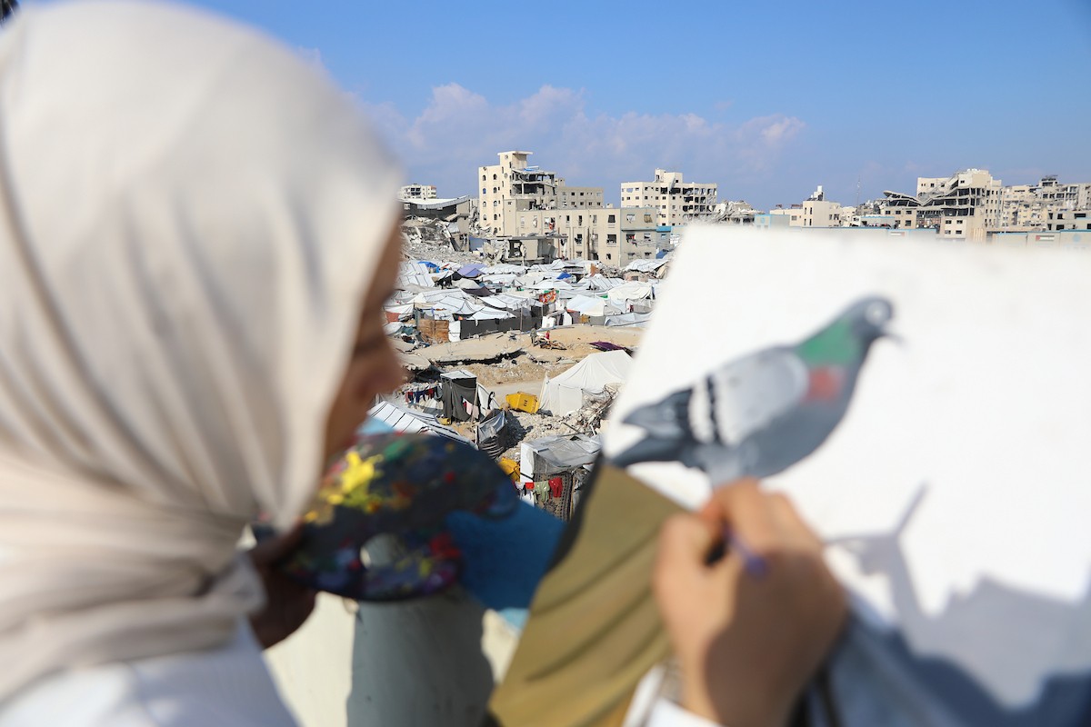 الطفلة النازحة سارة سعدة (14 عامًا) تمارس شغفها الفني بالرسم في خيمتها بمدينة غزة،23 ديسمبر/كانون الأول 2025 تصوير: عمر أشتوي