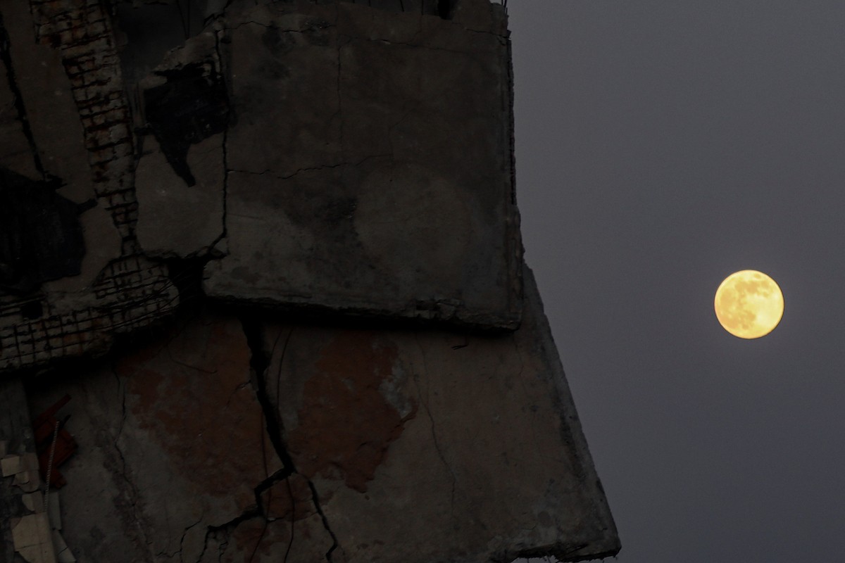 القمر البارد للغاية، آخر قمر عملاق لعام 2025، يظهر فوق سماء مدينة غزة، 4 ديسمبر/كانون الأول 2025. تصوير: عمر أشتوي