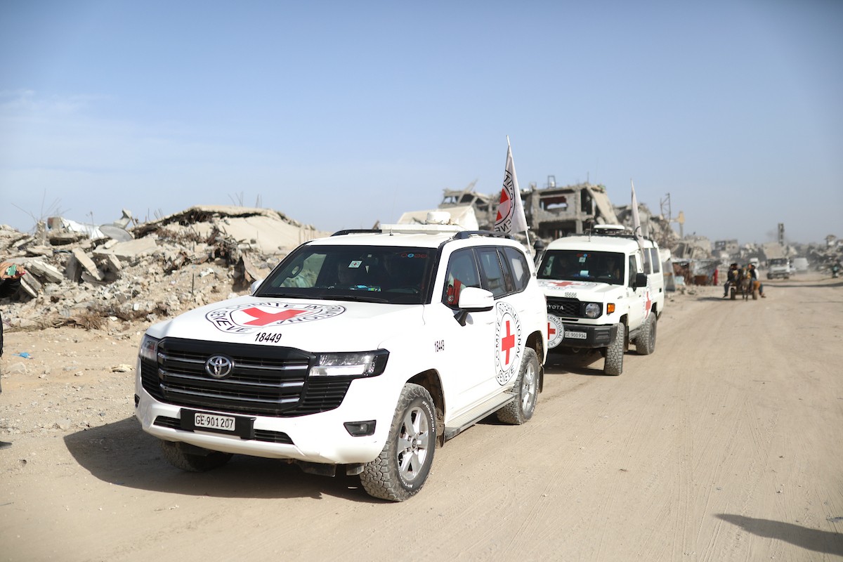 فرق من كتائب القسام ومسؤولون من الصليب الأحمر إلى جانب آليات ثقيلة تابعة لمصر،تجري عمليات بحث في حي الزيتون بمدينة غزة، لاستعادة جثة إسرائيلي في 8 ديسمبر/كانون الأول 2025. تصوير: عمر أشتوي