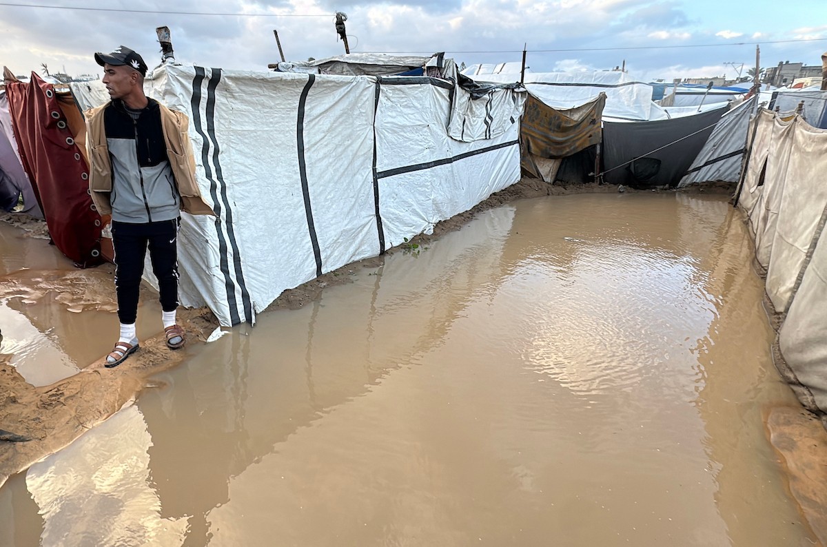 يُكافح الفلسطينيون النازحون، المقيمون في خيام مؤقتة، من أجل البقاء في ظل ظروف قاسية، حيث تجتاح الأمطار والعواصف الشديدة دير البلح، وسط قطاع غزة، في 28 ديسمبركانون الأول 2025. صورة أحمد إبراهيم(APA)