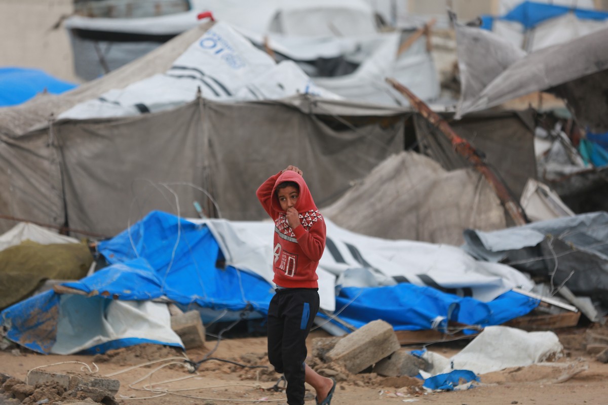 تعيش عائلات فلسطينية نازحة في خيام مهترئة غرب مدينة غزة، 28 ديسمبر/كانون الأول 2025. تصوير: عمر أشتوي
