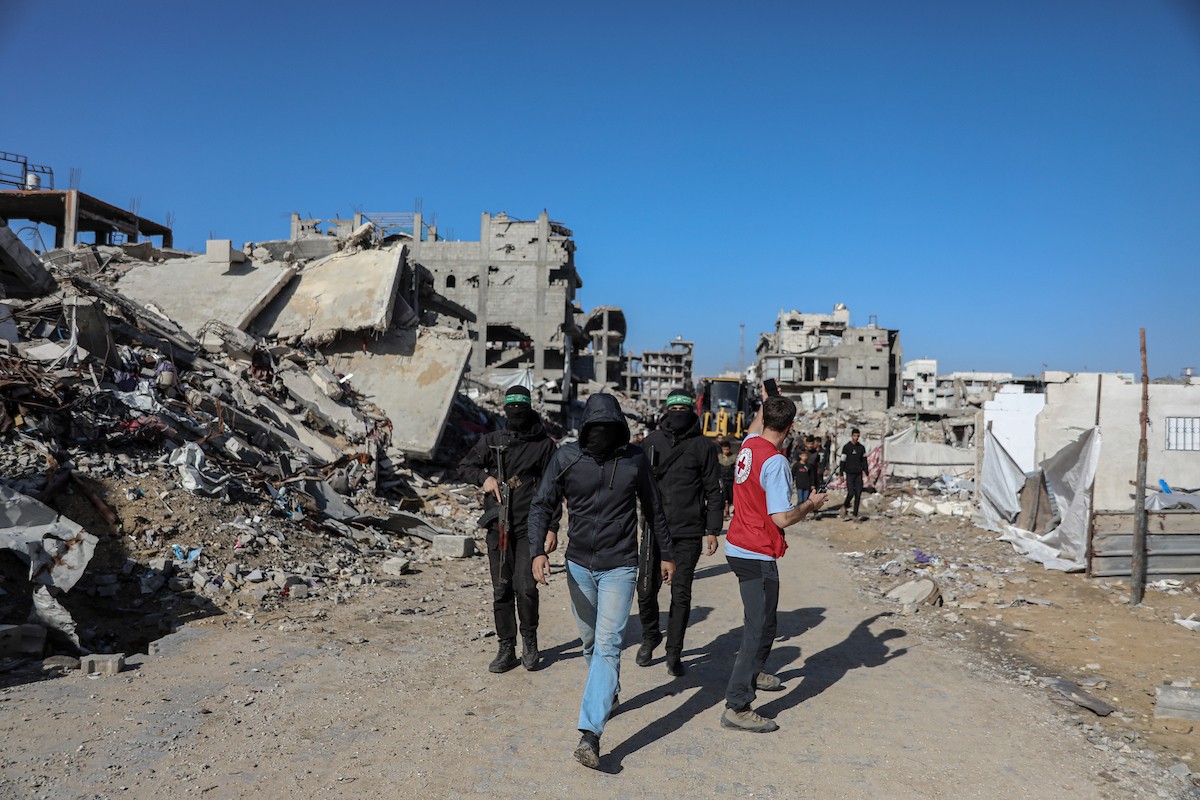 تُجري كتائب القسام واللجنة الدولية للصليب الأحمر ووفد مصري جهود بحث لانتشال جثث أسرى إسرائيليين في جباليا شمال قطاع غزة في الأول من ديسمبر/كانون الأول 2025