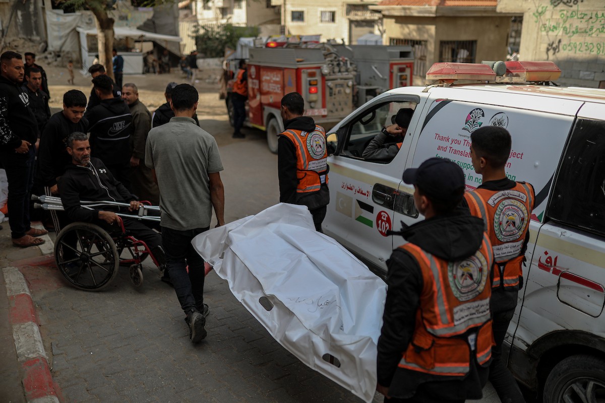 فلسطينيون ينعون ويحملون جثامين عدد من القتلى في غارة إسرائيلية على بيت لاهيا، بينهم أحد عناصر الدفاع المدني، خلال جنازة في مستشفى الشفاء بمدينة غزة