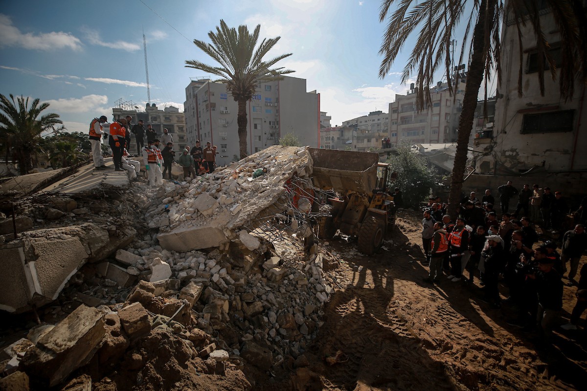 تواصل فرق الدفاع المدني، مستخدمةً آليات مصرية ثقيلة، عمليات البحث للوصول إلى جثث الفلسطينيين الذين سقطوا في هجمات إسرائيلية والمدفونين تحت الأنقاض في مدينة غزة، في 15 ديسمبر/كانون الأول 2025