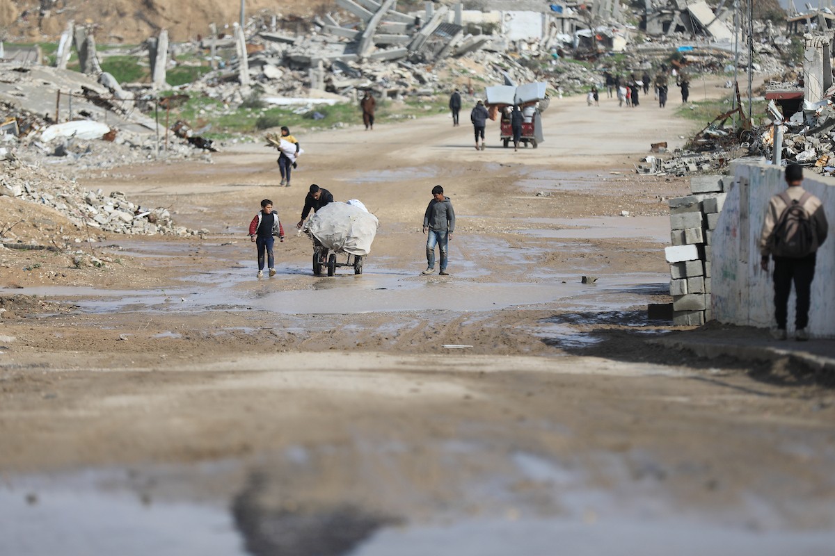 فتح الجيش الإسرائيلي مجرى وادي غزة، مما أدى إلى ارتفاع منسوب المياه إلى مستوى الجسر. وقد فاقم هذا الوضع معاناة العائلات النازحة التي كانت تقيم في خيام بالمنطقة بعد أن فاض الوادي وجرف خيامها، 29 ديسمبر/كانون الأول 2025. صورة: رمزي أبو عامر