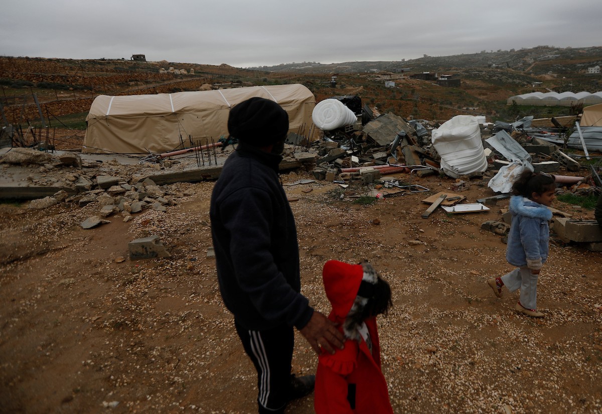 مياه الأمطار تغمر خيمة عائلة حرب التي أقامتها على أنقاض منزلهم الذي هدمه الجيش الإسرائيلي في 9 ديسمبر، في منطقة خلات الفرا، غرب يطا، جنوب الخليل، 29 ديسمبر/كانون الأول 2025. تصوير: مأمون وزواز