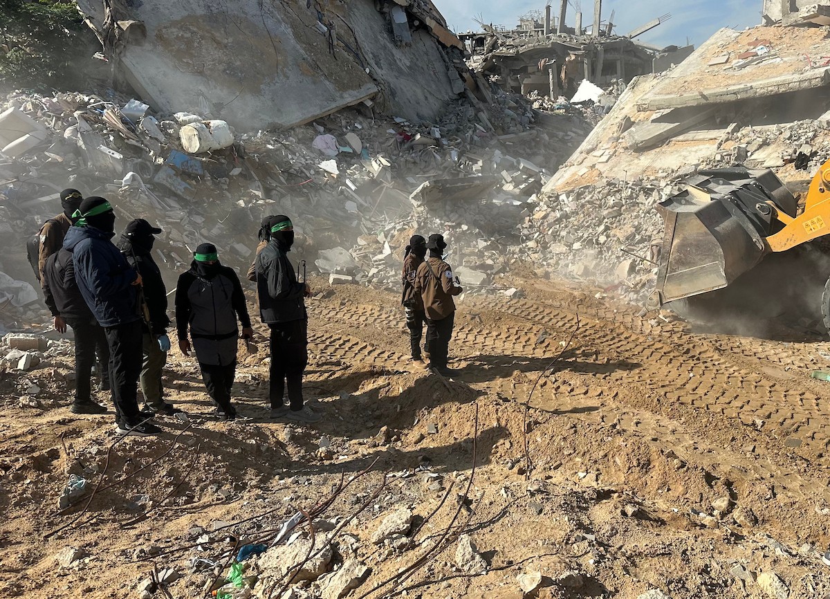 مسلحون من الجهاد الإسلامي وحماس يبحثون عن رفات رهائن إسرائيليين متوفين في بيت لاهيا، شمال قطاع غزة، الأربعاء 3 ديسمبر/كانون الأول 2025