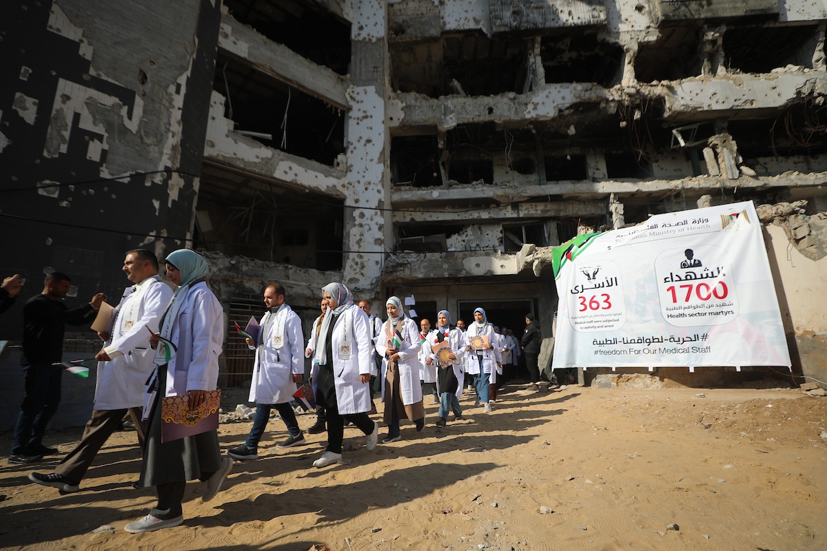 حفل تخرج للأطباء الحاصلين على البورد الفلسطيني في ساحة  الشفاء بمدينة غزة، 25 ديسمبر/كانون الأول 2025.تصوير: عمر أشتوي