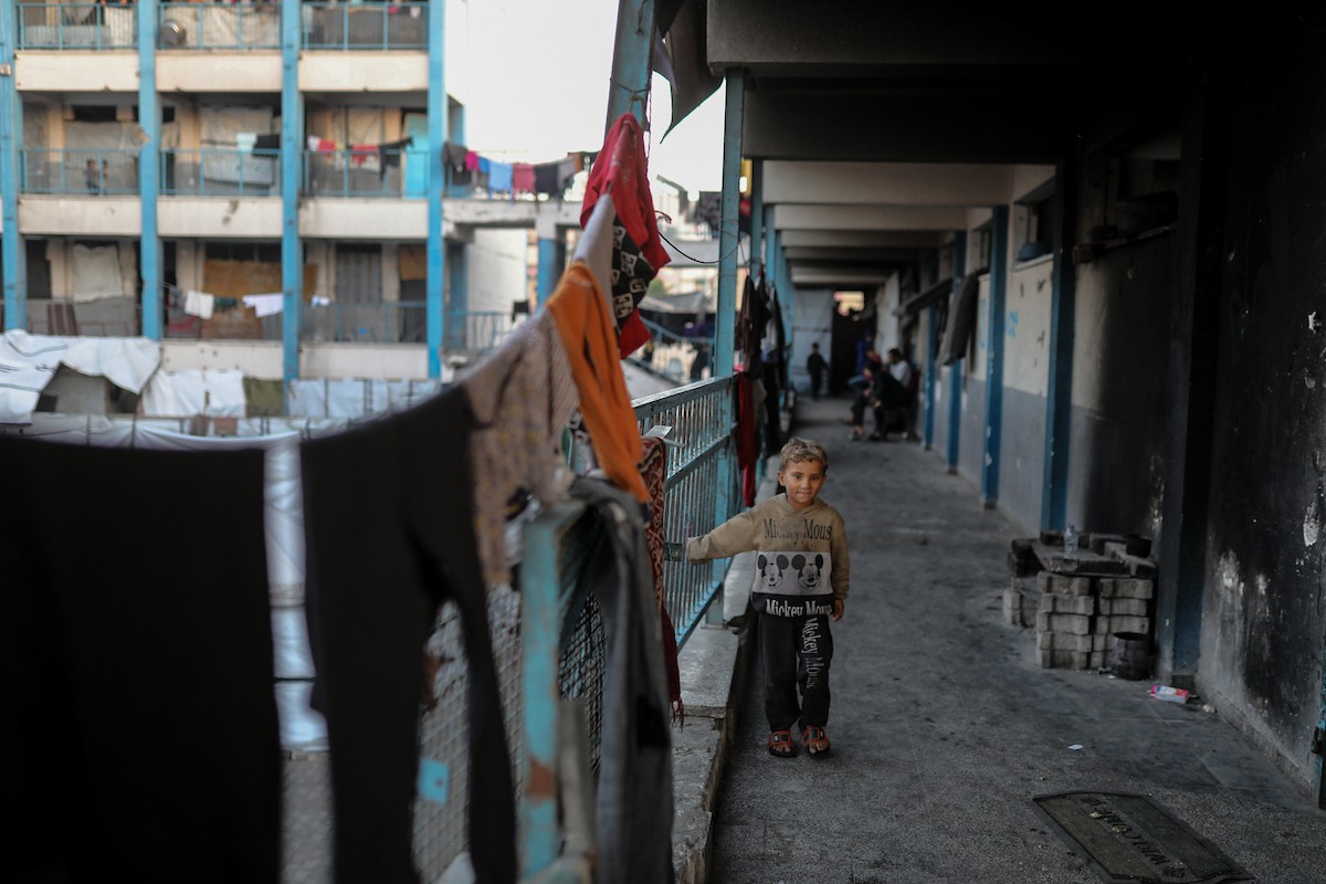يواصل الفلسطينيون حياتهم اليومية في ظل ظروف صعبة في مدارس الأونروا بمدينة غزة في الأول من ديسمبر/كانون الأول 2025