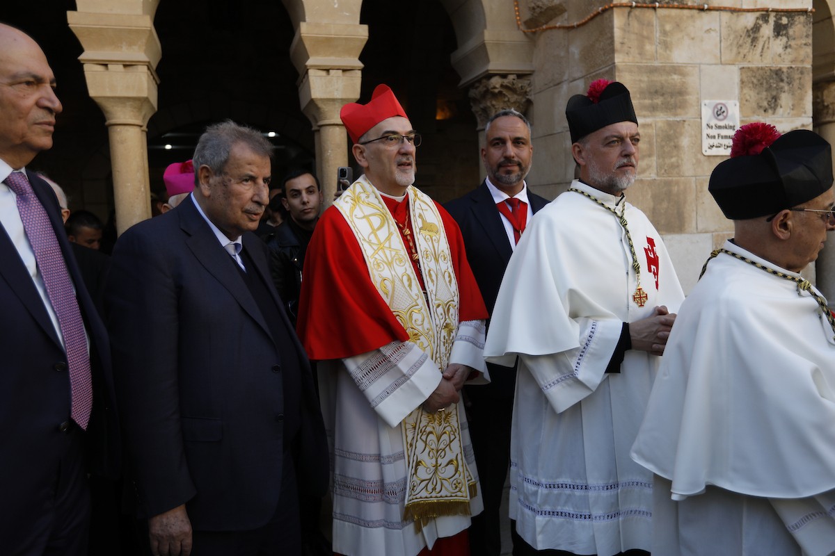 البطريرك اللاتيني للقدس، الكاردينال الإيطالي بييرباتيستا بيتسابالا يستقبل الحجاج والسياح لدى وصوله لترؤس قداس منتصف الليل في كنيسة المهد بمدينة بيت لحم، 24 ديسمبر/كانون الأول 2025،  (صور: مأمون وزواز/ apa)