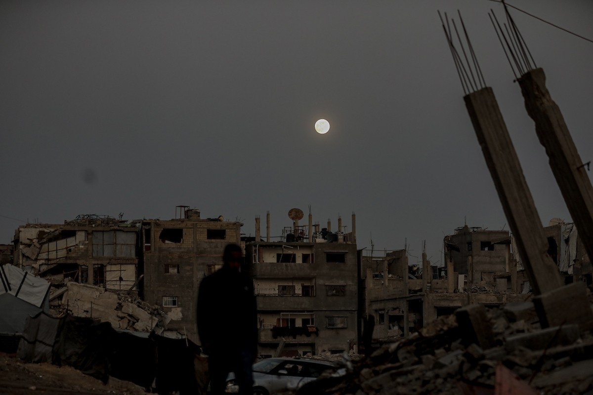 القمر البارد للغاية، آخر قمر عملاق لعام 2025، يظهر فوق سماء مدينة غزة، 4 ديسمبر/كانون الأول 2025. تصوير: عمر أشتوي
