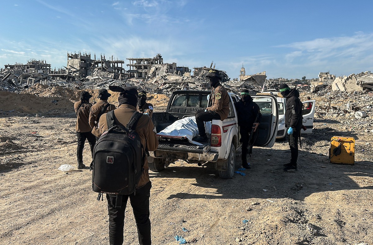 مسلحون من حماس والجهاد الإسلامي في فلسطين يسلمون لأفراد الصليب الأحمر جثة استعادوها من بيت لاهيا قبل تسليمها لإسرائيل لتحديد ما إذا كانت تعود لأحد الرهائن، شمال قطاع غزة، 3 ديسمبر/كانون الأول 2025