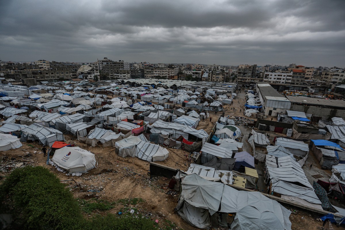 مشاهد عامة لخيام متداعية في مدينة غزة، حيث لم تعد توفر أي حماية من برد الشتاء القارس والأمطار الغزيرة. تسببت العاصفة الأخيرة في غمر آلاف الخيام بالمياه واقتلاعها في مدينة غزة. 29 ديسمبر/كانون الأول 2025. تصوير: عمر أشتوي