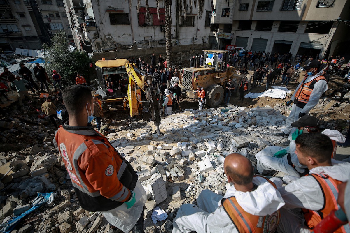 تواصل فرق الدفاع المدني، مستخدمةً آليات مصرية ثقيلة، عمليات البحث للوصول إلى جثث الفلسطينيين الذين سقطوا في هجمات إسرائيلية والمدفونين تحت الأنقاض في مدينة غزة، في 15 ديسمبركانون الأول 2025